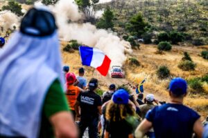 Sébastien Ogier ganó la PE4 de Stiri e inició su persecución de Neuville gracias a una mañana sólida. El nueve veces campeón del mundo concluye el viernes a 9,7 segundos del líder.