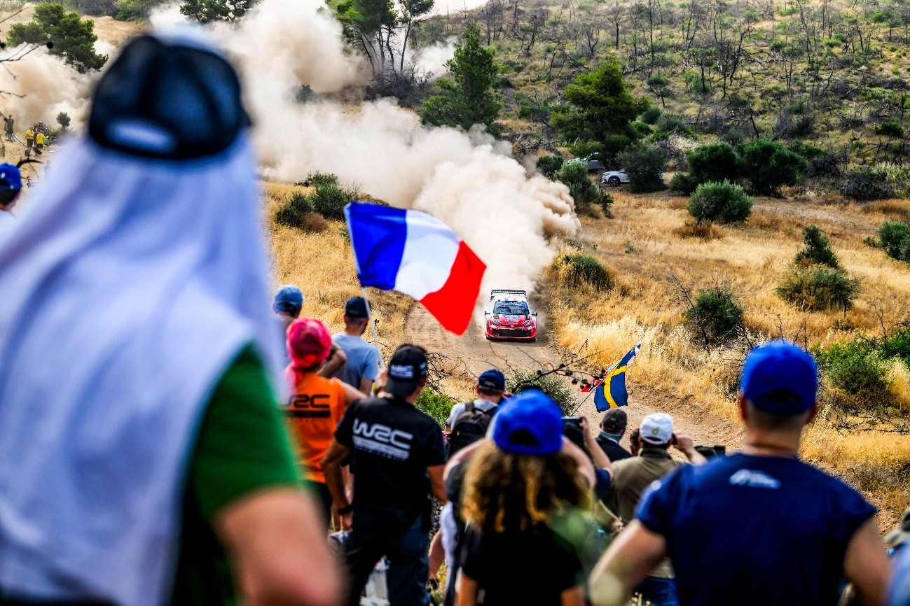 Sébastien Ogier ganó la PE4 de Stiri e inició su persecución de Neuville gracias a una mañana sólida. El nueve veces campeón del mundo concluye el viernes a 9,7 segundos del líder.