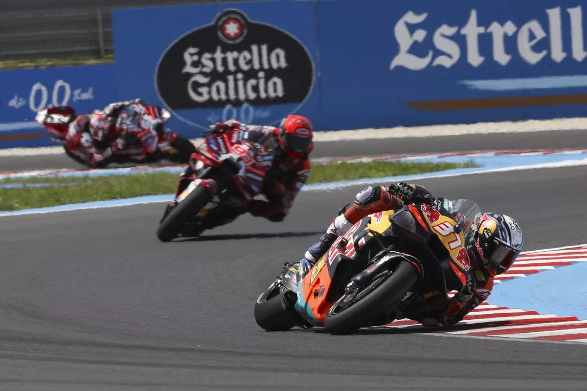 Pedro Acosta con la RC16 de KTM, piloto que optó por el neumático blando y llevó el duelo al límite antes de sucumbir ante el ritmo de Márquez.