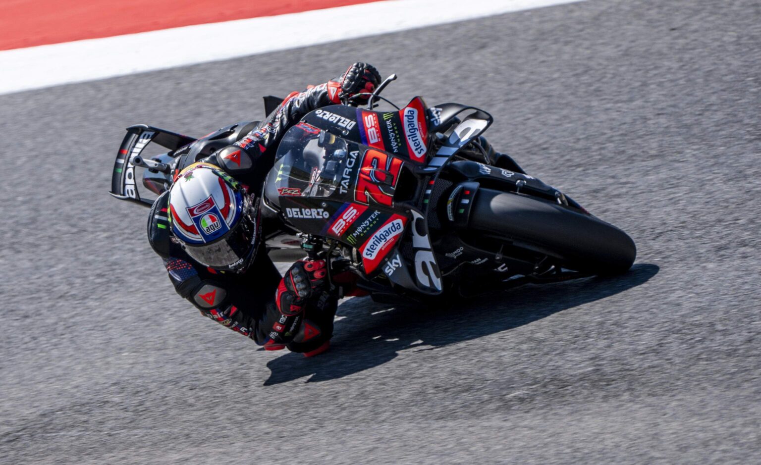 Marco Bezzecchi con la Aprilia RS-GP26: líder del campeonato con 173 puntos y la moto más dominante de la temporada 2026.