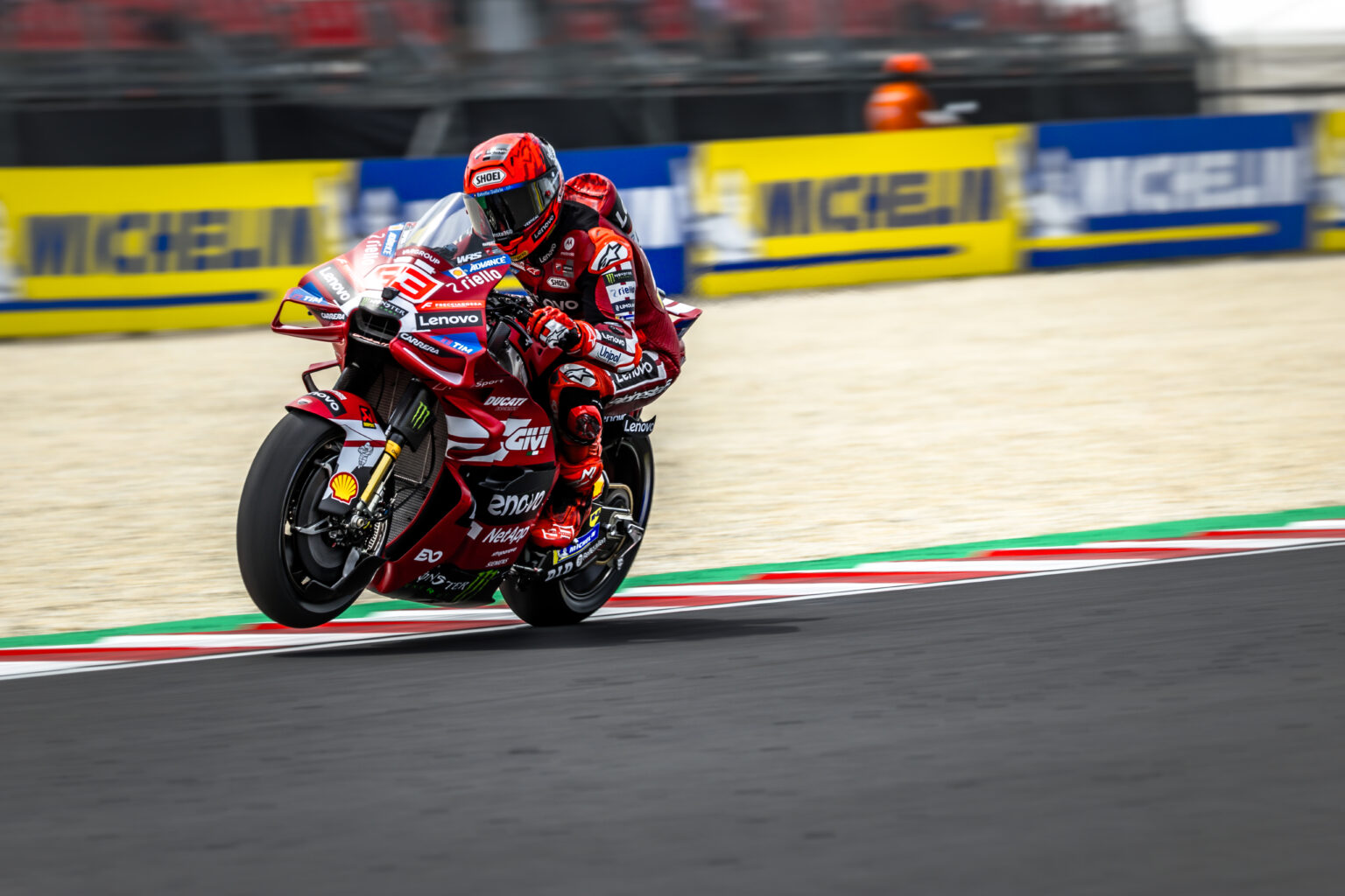 Marc Márquez celebra en el podio junto al box de Ducati Lenovo Team; su regreso físico reabrió la pelea por el título a 72 puntos de la cima.