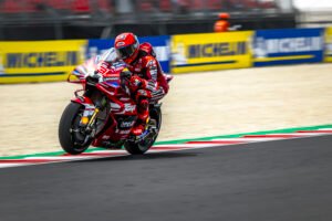 Marc Márquez celebra en el podio junto al box de Ducati Lenovo Team; su regreso físico reabrió la pelea por el título a 72 puntos de la cima.
