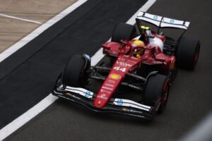 Lewis Hamilton completó una vuelta decisiva con récord en el segundo sector para escalar a la primera fila, a solo 64 milésimas de su excompañero en Mercedes. Una actuación que reaviva el debate sobre el potencial del Ferrari SF-26.