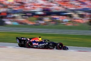 Max Verstappen al volante del RB22 durante una jornada de filmación previa en Silverstone. Red Bull apuesta a que el trabajo de simulador se traduzca en ritmo real este fin de semana.