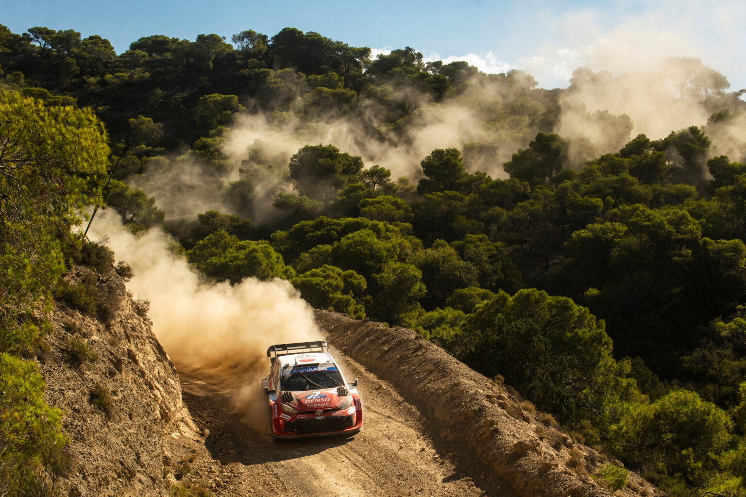 Takamoto Katsuta completó el doblete Toyota en el podio con su tercer puesto, reforzando el liderato de la marca japonesa en el campeonato de constructores.