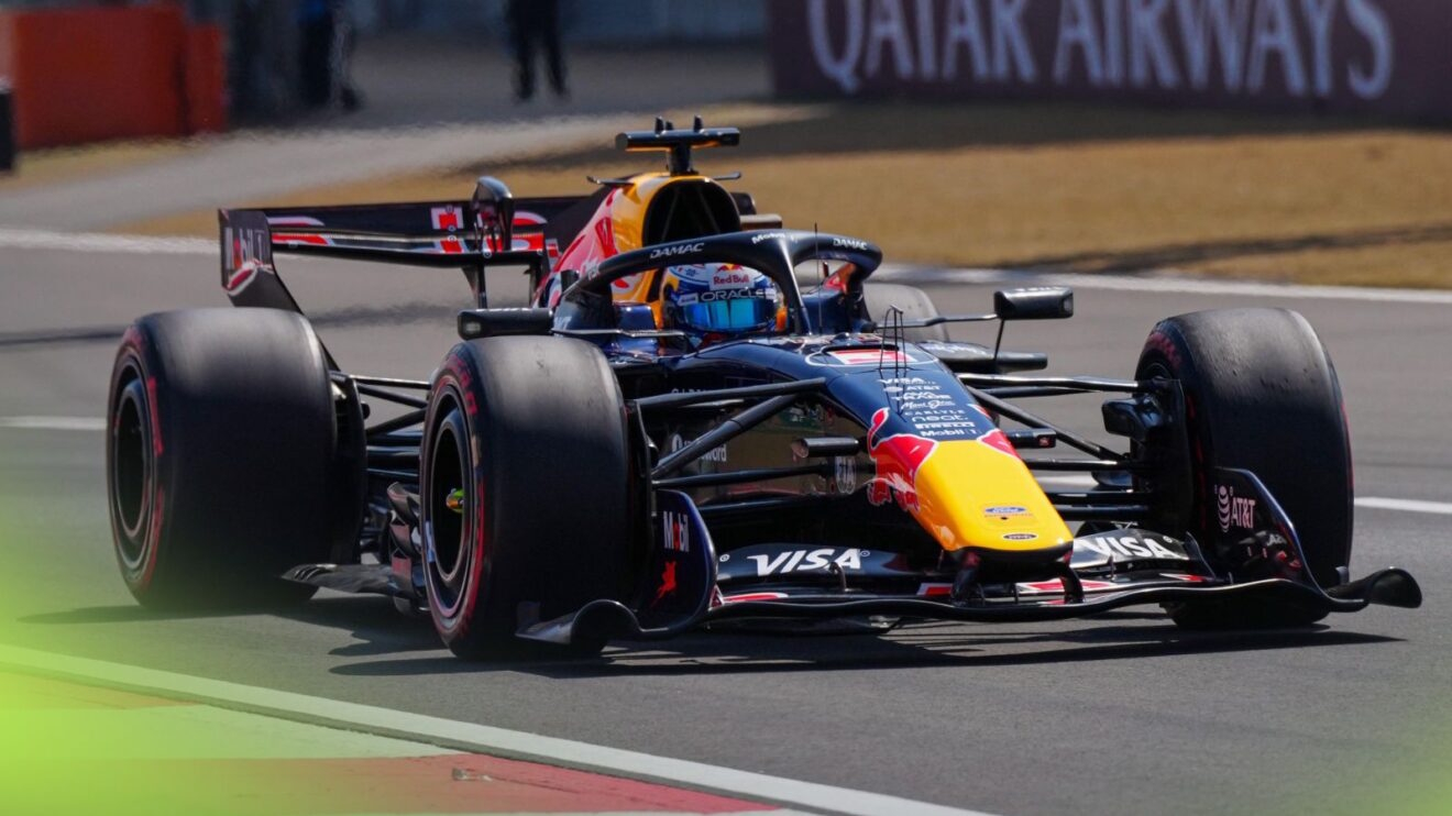 Max Verstappen junto al Red Bull RB22 de la temporada 2026 El RB22, primer monoplaza con motor propio de Red Bull, llega a Montmeló buscando confirmar señales de mejora.