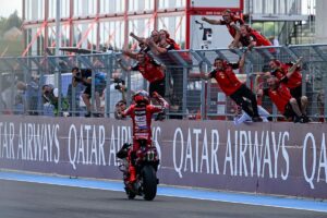 La celebración de Márquez tras la bandera a cuadros en Balaton Park: el «93» completó el triplete perfecto de pole, sprint y carrera principal