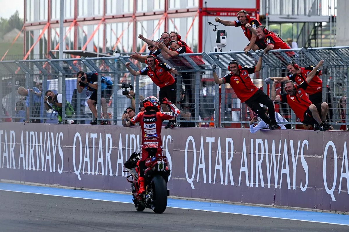 La celebración de Márquez tras la bandera a cuadros en Balaton Park: el «93» completó el triplete perfecto de pole, sprint y carrera principal