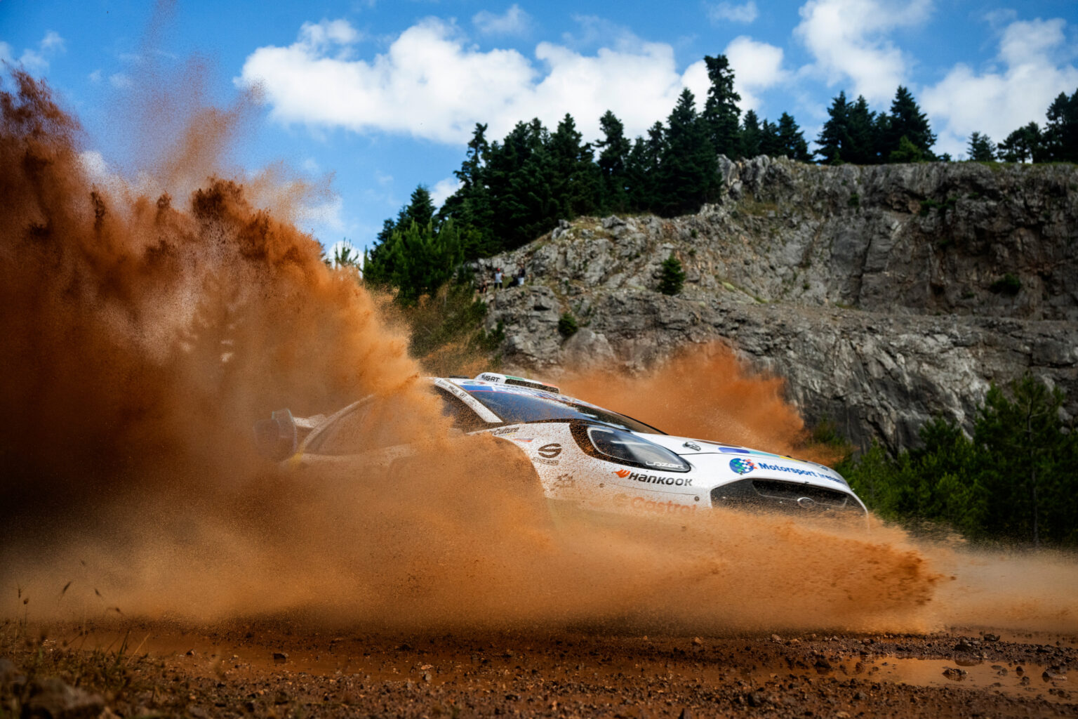 Jon Armstrong y el Ford Puma Rally1 de M-Sport brillaron antes de que una perforación y problemas de turbo lo liquidaran. El piloto norirlandés consiguió su primera victoria en una especial del WRC.