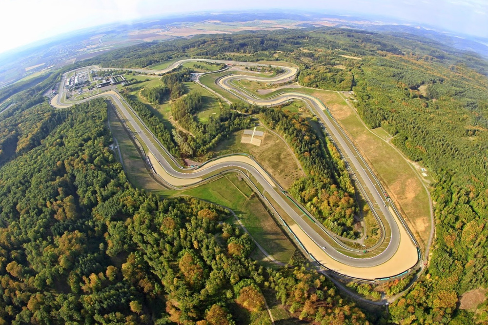 Vista aérea del Autódromo de Brno, con sus característicos desniveles entre el bosque moravo.