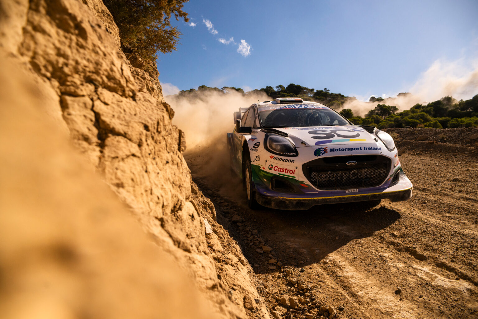 Josh McErlean (M-Sport Ford) consiguió el mejor resultado de su carrera en el WRC: cuarto puesto absoluto, resistiendo un off-road en la penúltima especial.