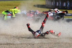 La caída en solitario de Bezzecchi en la curva 3 reconfiguró el panorama del campeonato a falta de la carrera larga del domingo.