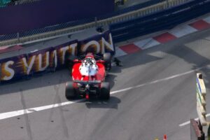 El Ferrari de Leclerc incrustado contra el TecPro en la curva Anthony Noghès. Un bache de asfalto nuevo selló su destino en casa.