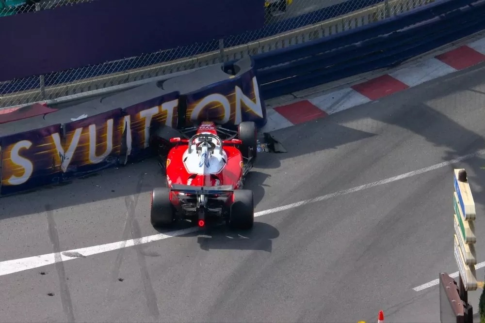 El Ferrari de Leclerc incrustado contra el TecPro en la curva Anthony Noghès. Un bache de asfalto nuevo selló su destino en casa.
