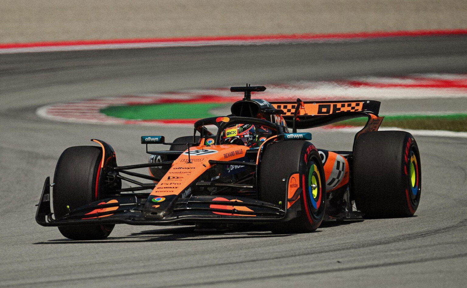 McLaren obtuvo un contundente doblete liderado por Oscar Piastri, quien además posee el récord de vuelta del actual diseño del circuito.