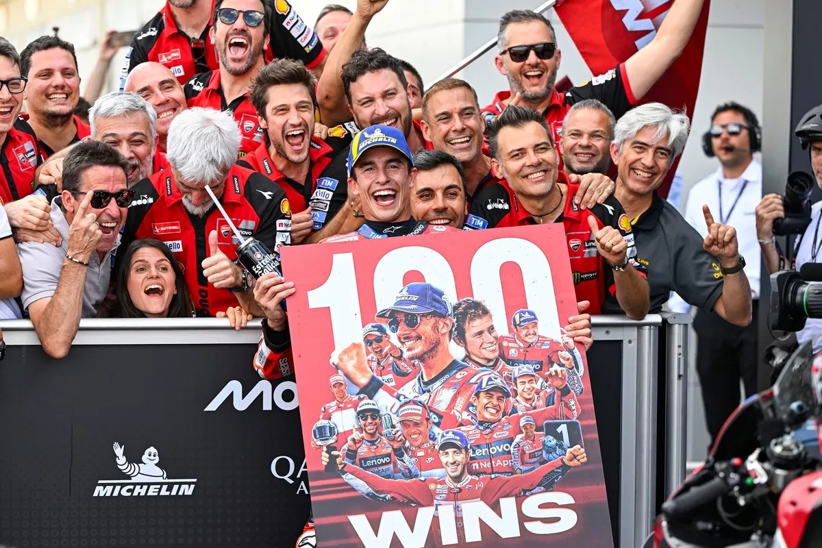 El Ducati Lenovo Team festeja la que puede ser la victoria más simbólica de la temporada: la centésima de su piloto estandarte.