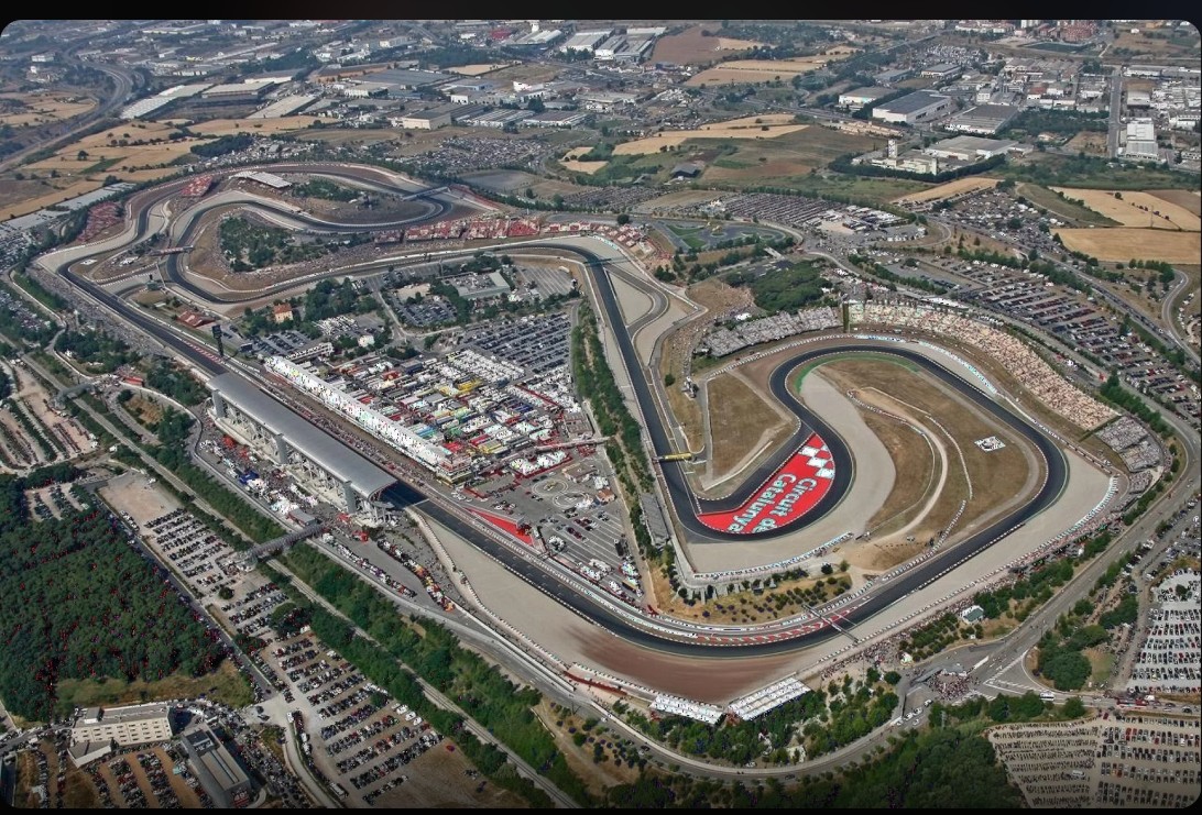 El Circuit de Barcelona-Catalunya, con sus características curvas rápidas del sector 3, pone a prueba tanto el equilibrio aerodinámico como la gestión térmica de los neumáticos, factores clave para la estrategia del domingo.