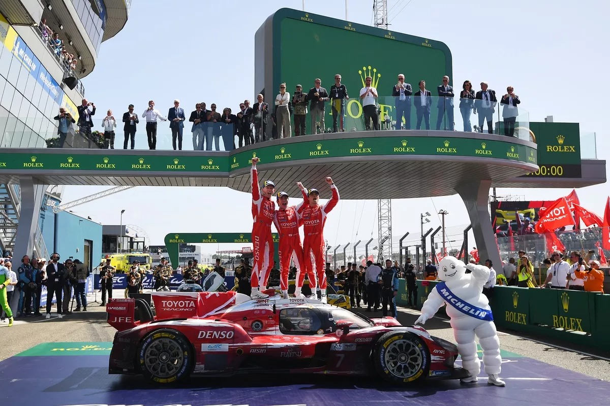 Ganadores #7 Toyota TR010 Híbrido Mike Conway, Kamui Kobayashi, Nyck De Vries
