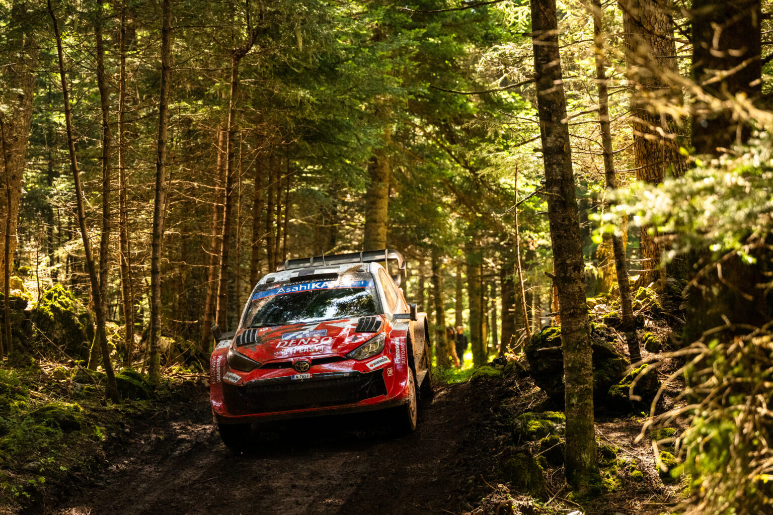 El finlandés Sami Pajari (Toyota) finalizó quinto en un Rally Acrópolis que nuevamente se presentó muy difícil que cobró su habitual tributo: más de 30 pinchazos documentados durante los cuatro días de competición.