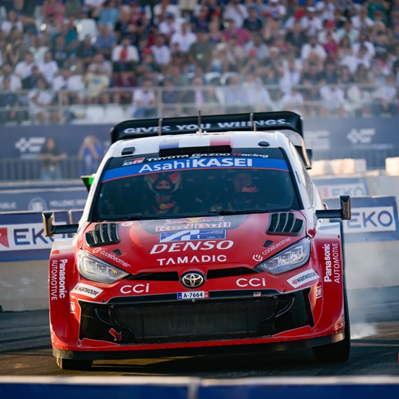 Elfyn Evans pagó el precio de salir primero en pista: las piedras arrastradas por los cuidadores de ruta antes del paso de los coches lo condenaron a limpiar los tramos para sus rivales. Séptimo al cierre del viernes.