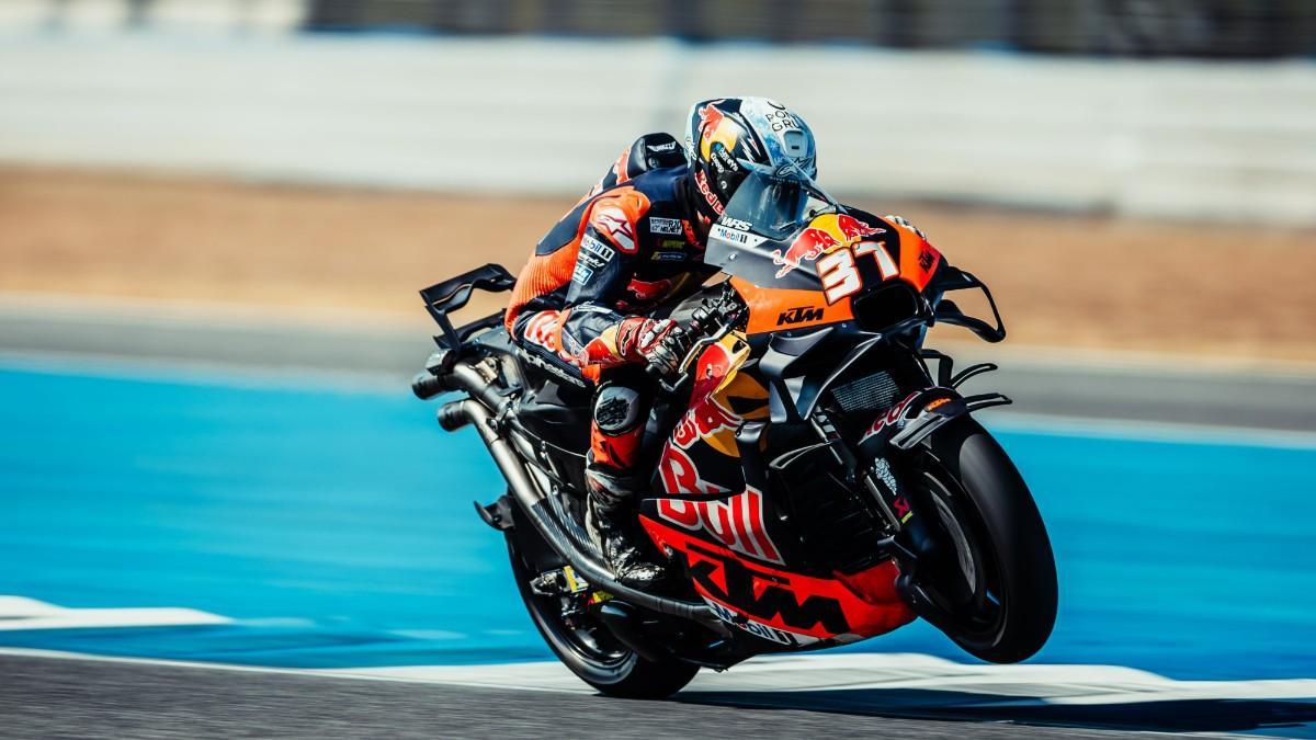 Pedro Acosta y la KTM RC16: el trazado sinuoso y antihorario de Balaton Park neutraliza el déficit de velocidad en recta de la moto austriaca y amplifica las virtudes del murciano en curva.