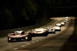 La fase nocturna de la carrera, decisiva en la gestión de neumáticos y combustible, condicionará buena parte del resultado final.