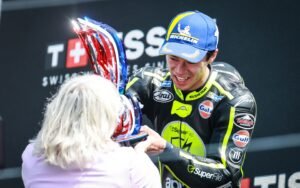 Ai Ogura en el podio de Assen: primera victoria en MotoGP para el japonés y para Japón en la clase reina desde 2004. Un momento que el motociclismo llevaba 22 años esperando.