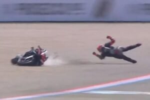 Marco Bezzecchi llegó a Assen como líder del Mundial, pero su caída en la segunda vuelta a más de 200 km/h en curva 15 le dejó sin puntos por tercer GP consecutivo.