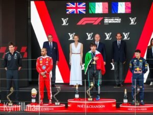 El podio del GP de Mónaco 2026: Antonelli, Hamilton y Hadjar reciben el champán bajo el sol del Principado. Tres generaciones distintas del automovilismo en el mismo escalón más alto.