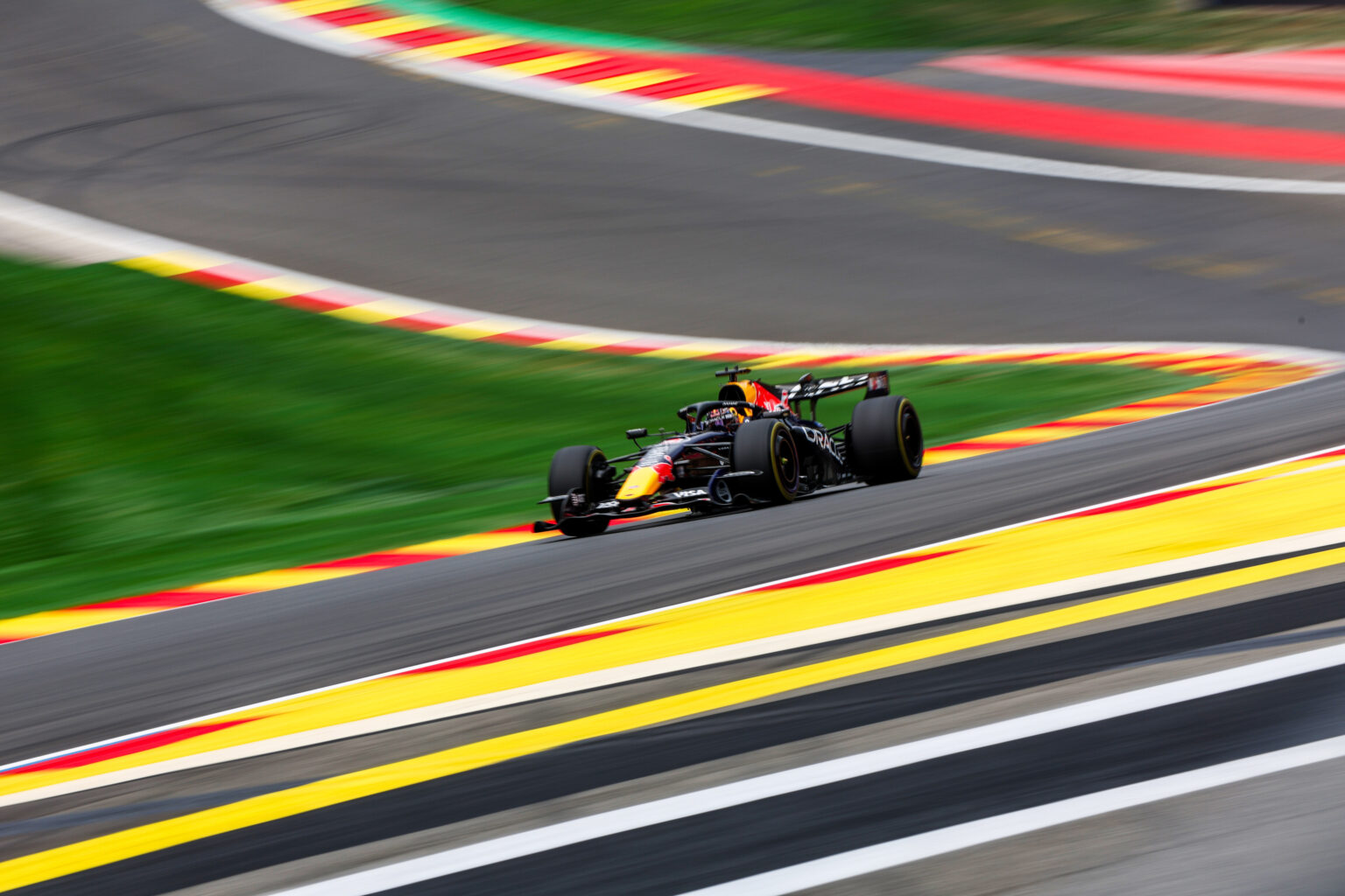 El RB22 de Verstappen, protagonista del arranque agresivo que lo llevó a meterse primero en Eau Rouge.