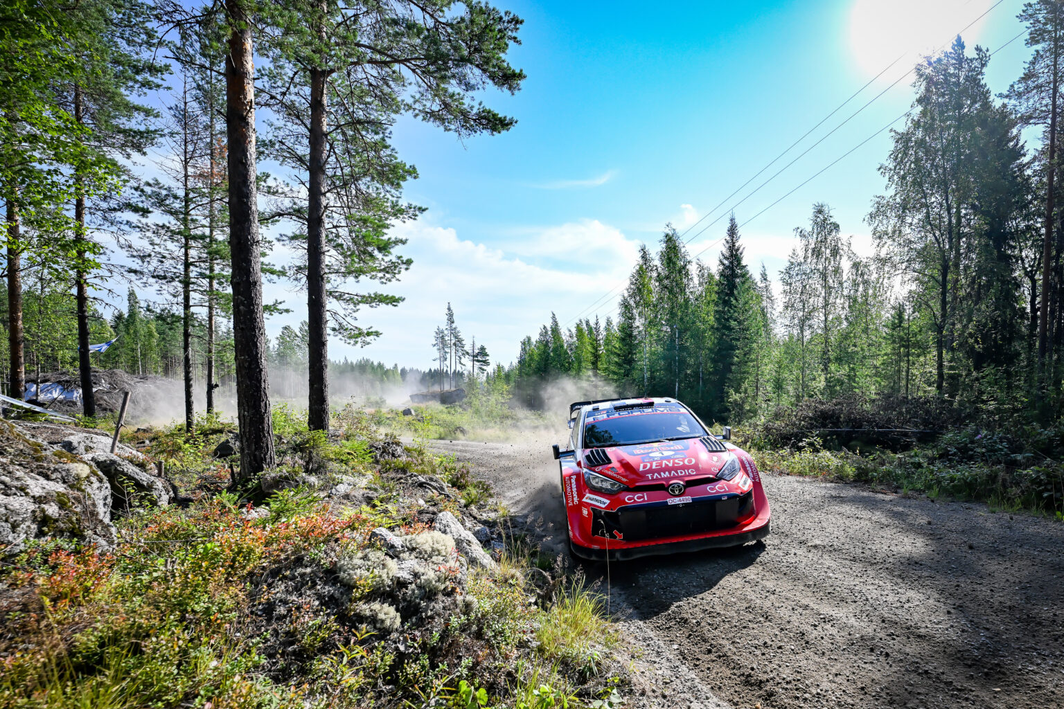 El Toyota GR Yaris Rally1 de Sébastien Ogier, protagonista del viernes en Finlandia.