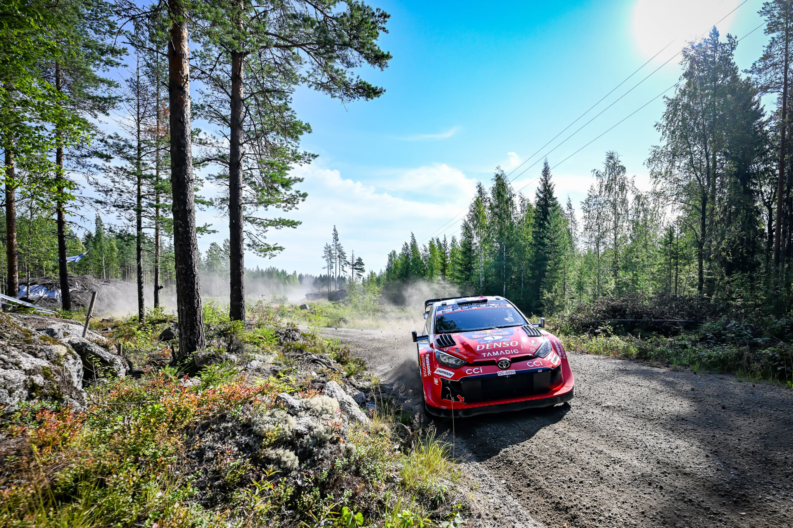 El Toyota GR Yaris Rally1 de Sébastien Ogier, protagonista del viernes en Finlandia.