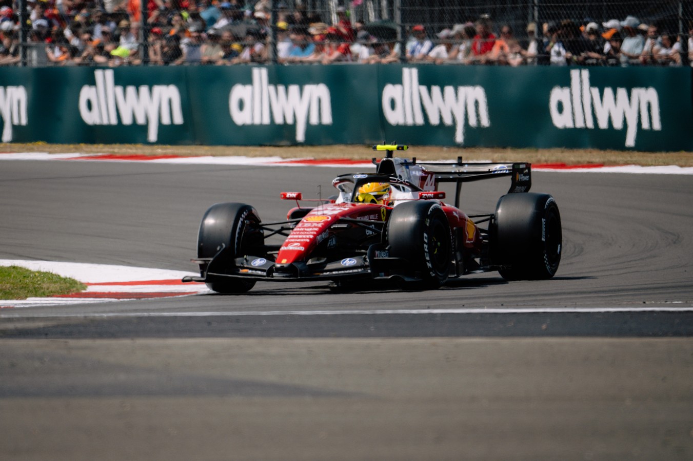 Lewis Hamilton obtiene la pole position del Sprint en Silverstone, su circuito de casa, tras superar a Antonelli por apenas 11 milésimas.