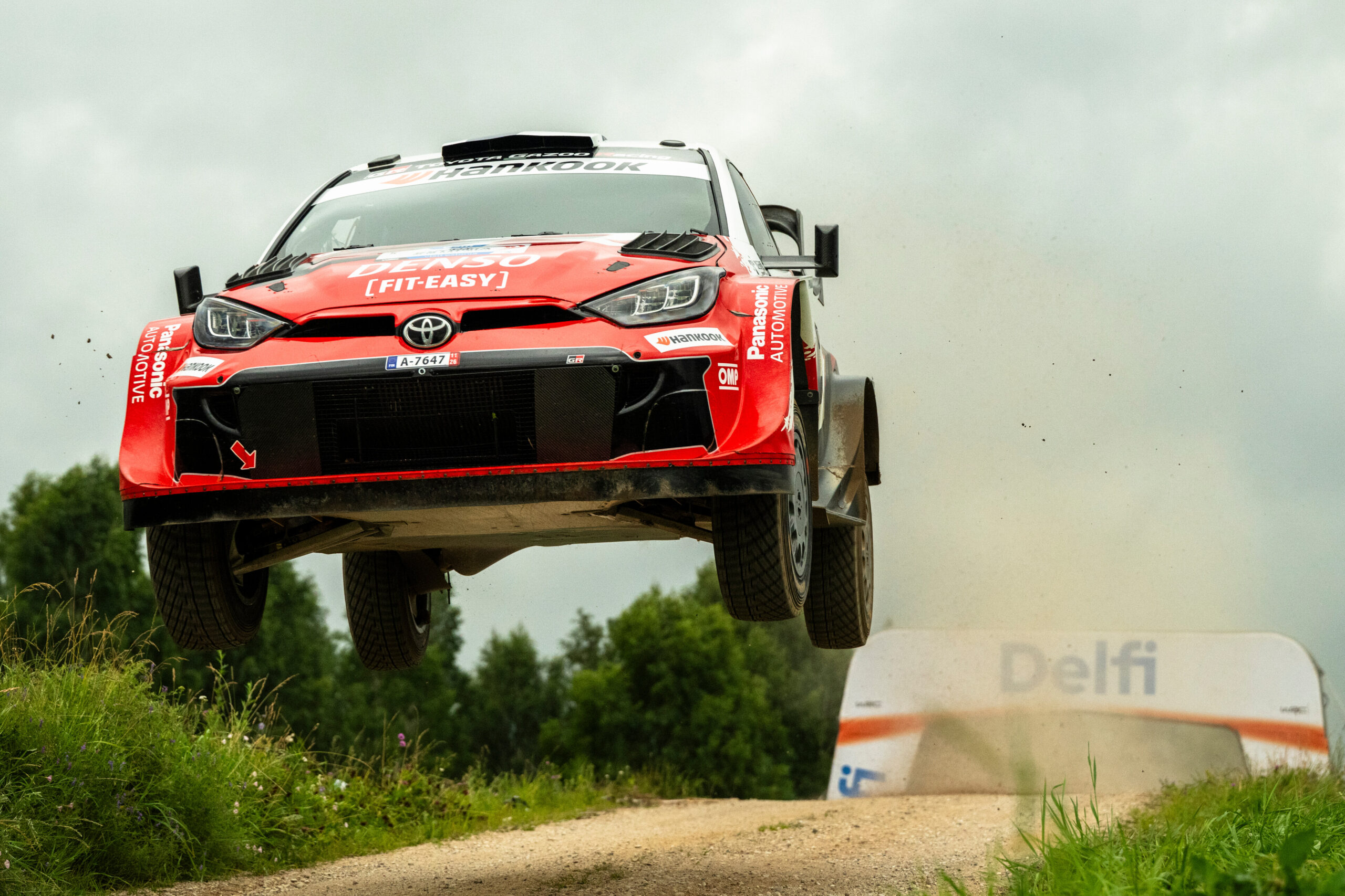 Los caminos de grava de Tartu volvieron a poner a prueba a los Rally1, un escenario donde Toyota manda desde hace varias temporadas.