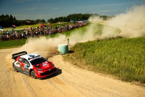 Sami Pajari, con el Toyota GR Yaris Rally1, sostiene el liderato del Rally de Estonia con 25 segundos de margen sobre Solberg.