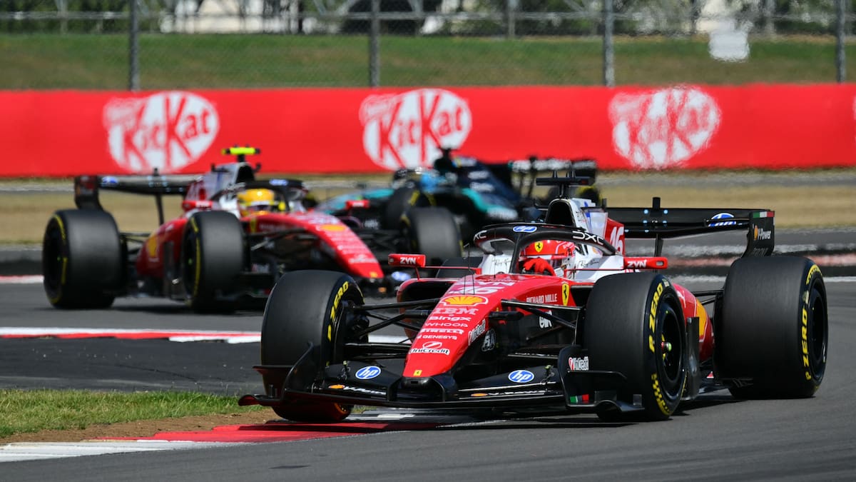 La salida decidió buena parte de la tarde: Leclerc y Hamilton se colaron por delante de Antonelli antes de la primera curva.