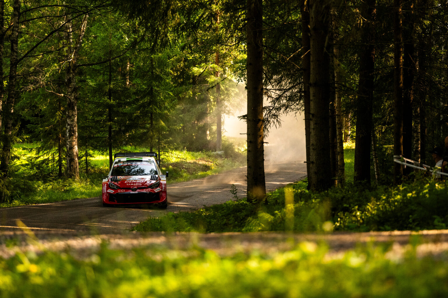 Elfyn Evans, especialista en los saltos finlandeses, remontó posiciones aprovechando el temporal de la tarde.