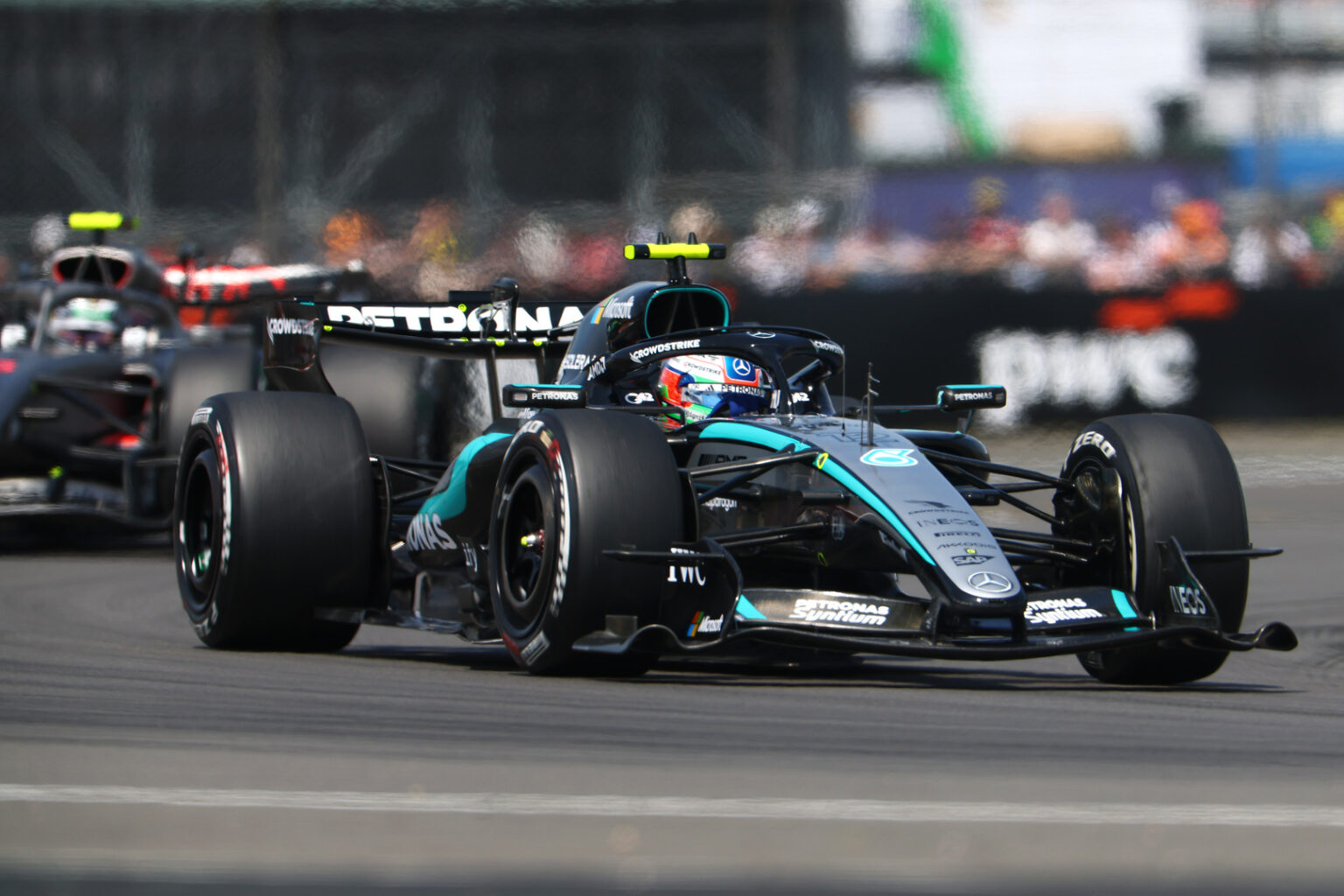 Kimi Antonelli, escoltado por su ingeniero de pista, tras quedarse a 0,011 s de la pole; el italiano fue segundo en SQ2 y SQ3.