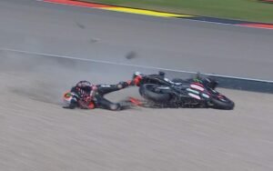 Marco Bezzecchi, todavía dolorido tras Assen, sufrió una nueva caída violenta en la clasificación de Sachsenring que le costó el resto del fin de semana.