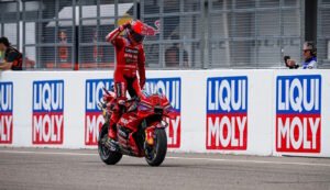 Márquez celebra en Sachsenring, su circuito fetiche, donde suma nueve triunfos en MotoGP y busca igualar el récord histórico de Agostini