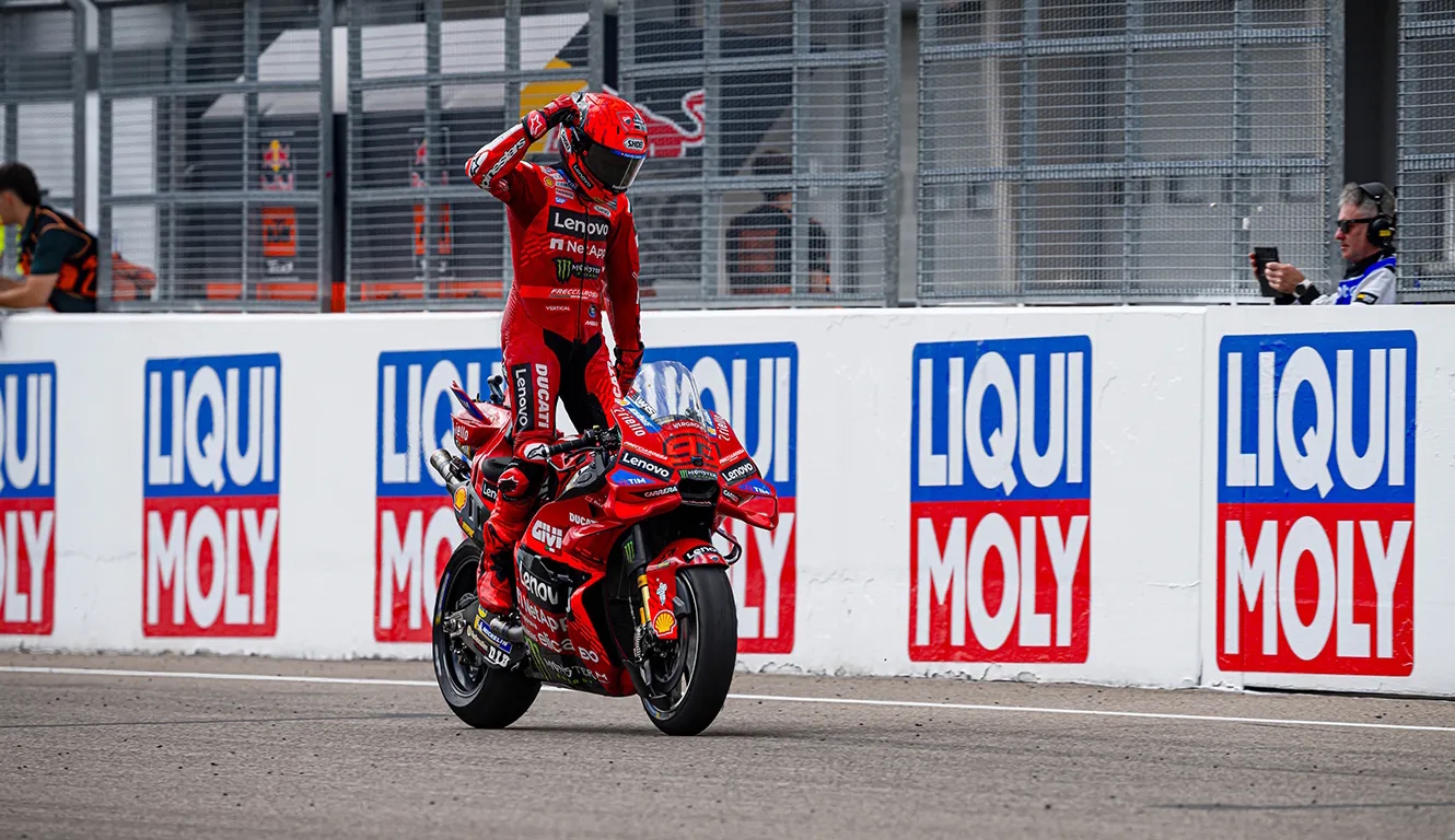 Márquez celebra en Sachsenring, su circuito fetiche, donde suma nueve triunfos en MotoGP y busca igualar el récord histórico de Agostini