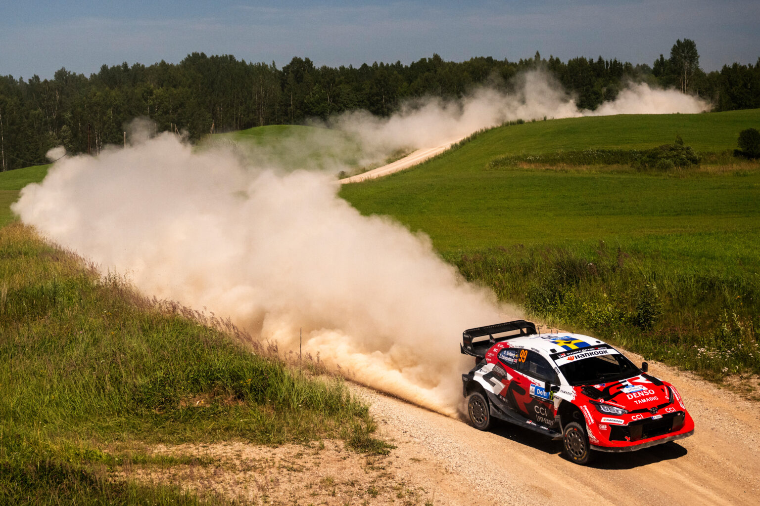 Oliver Solberg, ganador del Rally de Estonia en 2025, no encontró su mejor ritmo, pero mantiene el segundo lugar.