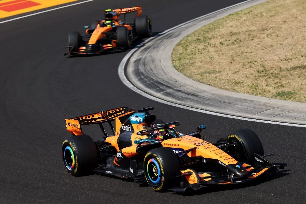 Piastri tomó el mando en la curva 2 con un recorte perfecto que McLaren sostuvo durante la primera mitad de carrera.