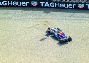 El mismo problema de alerón trasero que lo sacó en Austria volvió a golpear a Verstappen, esta vez a cuatro vueltas del final.