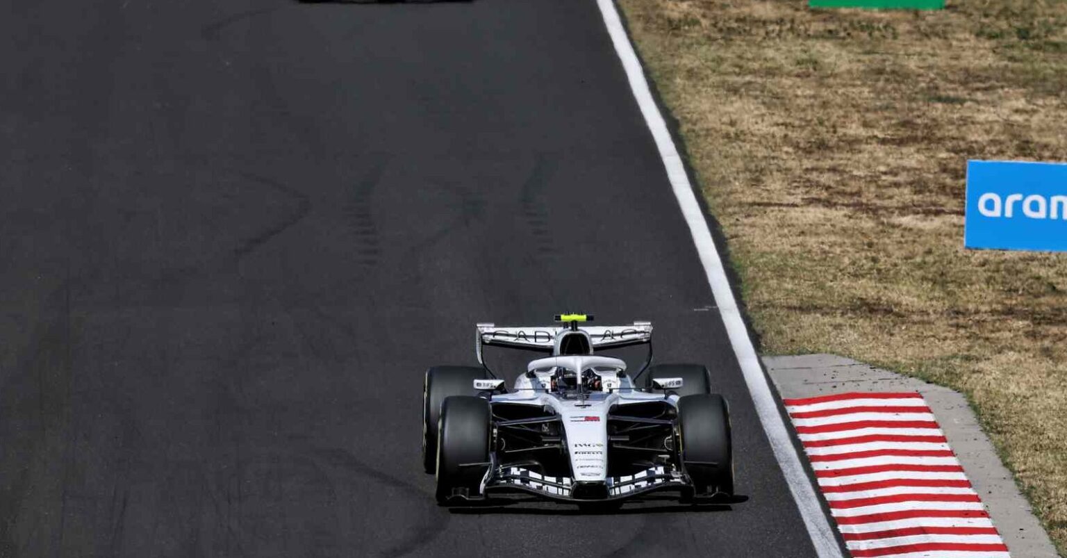Bottas fue el primer retirado de la jornada, tras reportar humo en la cabina por el sobrecalentamiento de los frenos.