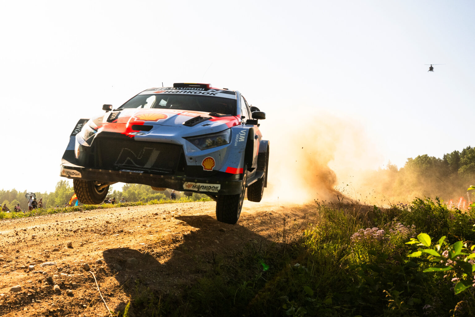 El belga Neuville apretó los dientes hasta el final, pero un tramo dominical complicado le cerró la puerta al tercer puesto.
