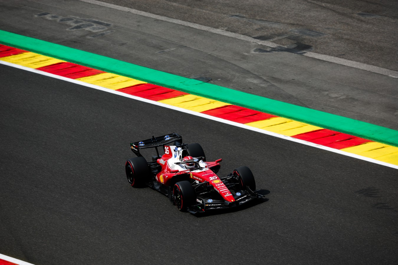 Leclerc y el SF-26 aprovecharon el virtual safety car para tomar el liderato, aunque no le alcanzó para retener la punta hasta el final.