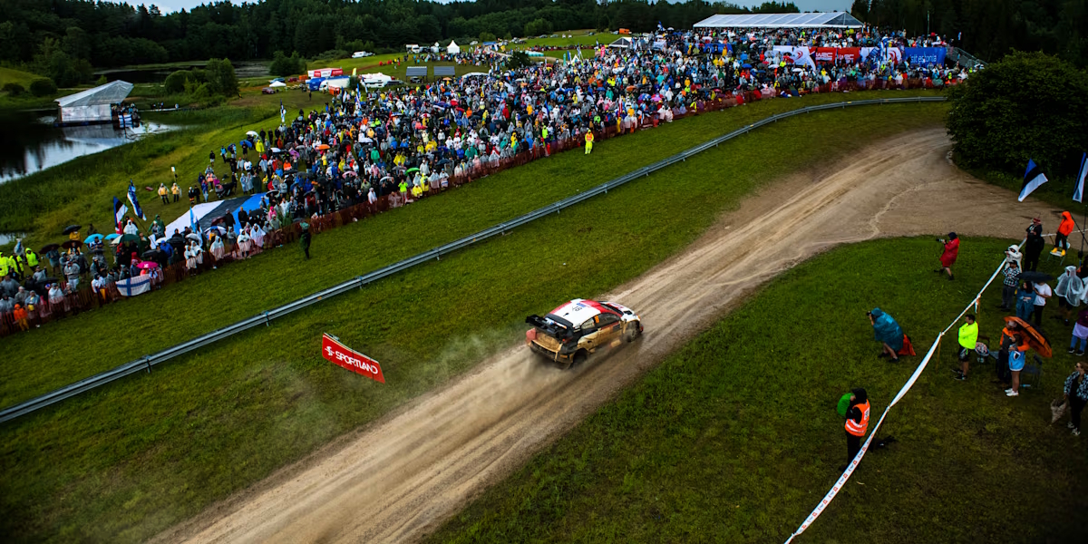 Miles de aficionados suelen volcarse sobre los bosques del sur de Estonia, generando uno de los ambientes más reconocibles de todo el calendario del WRC.