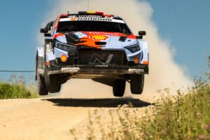 Thierry Neuville lidió con un subviraje pronunciado en su Hyundai durante toda la jornada de tramos de tierra.