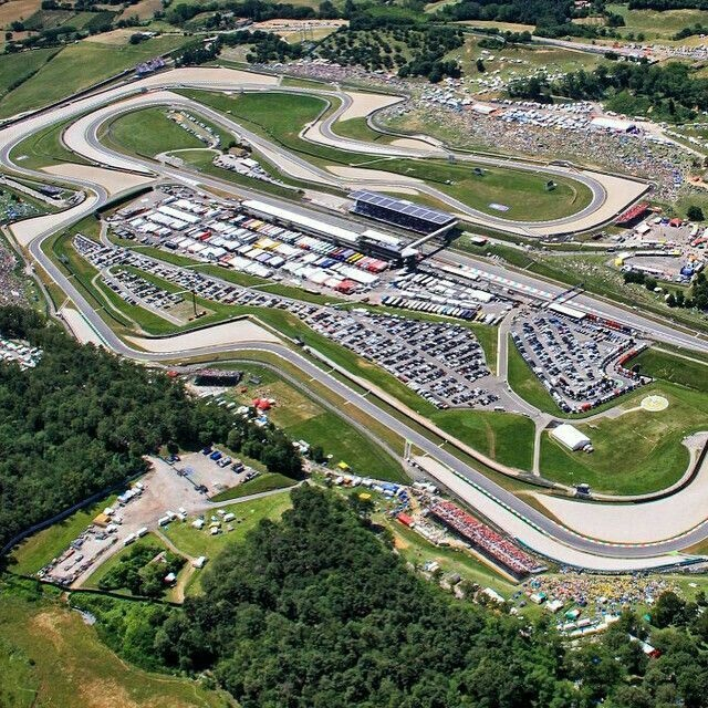 Vista aérea de Sachsenring, un trazado corto y sinuoso que exige precisión y una gestión extrema del neumático delantero.